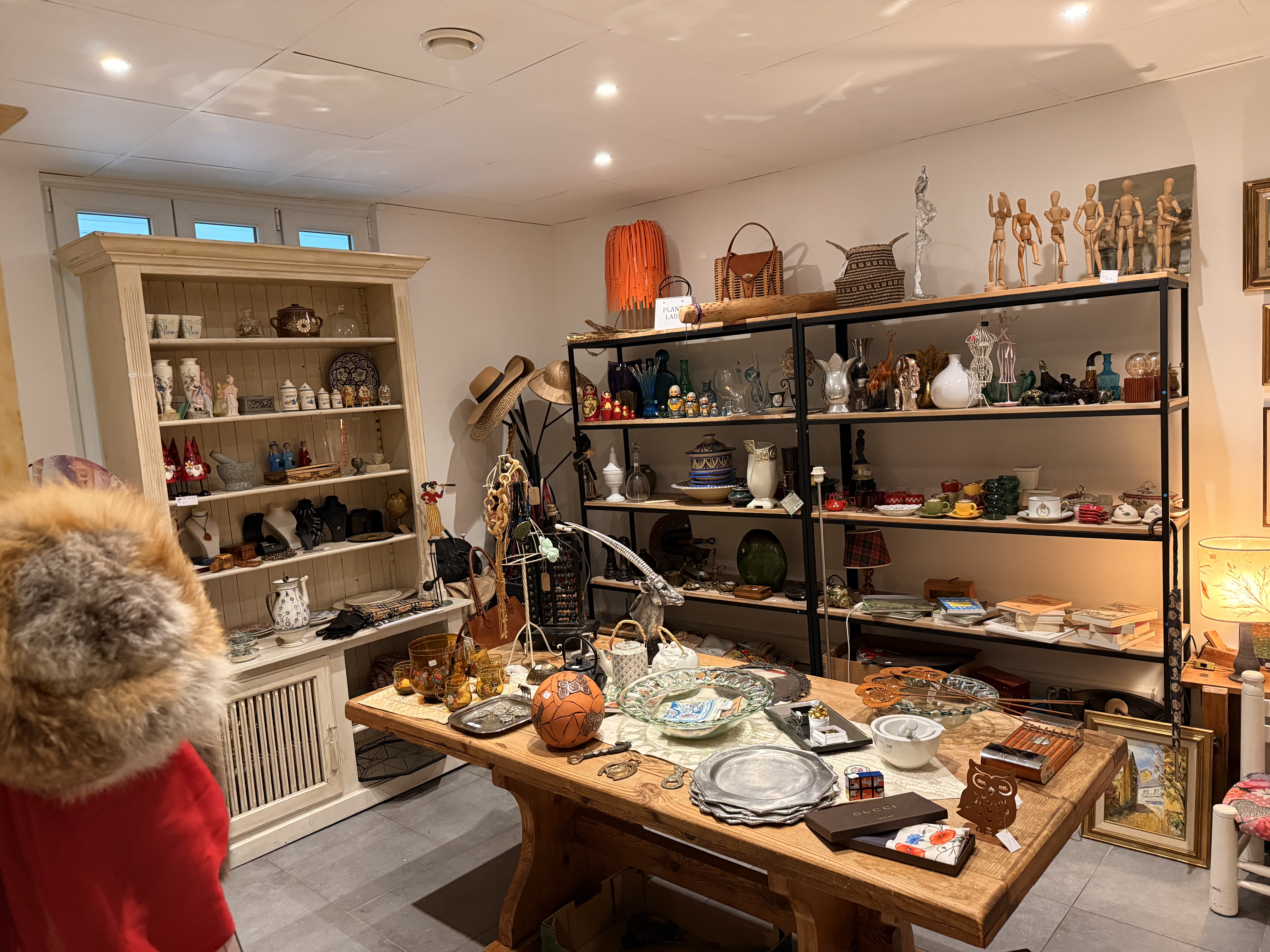 Objets de décoration et trouvailles exposés dans la boutique