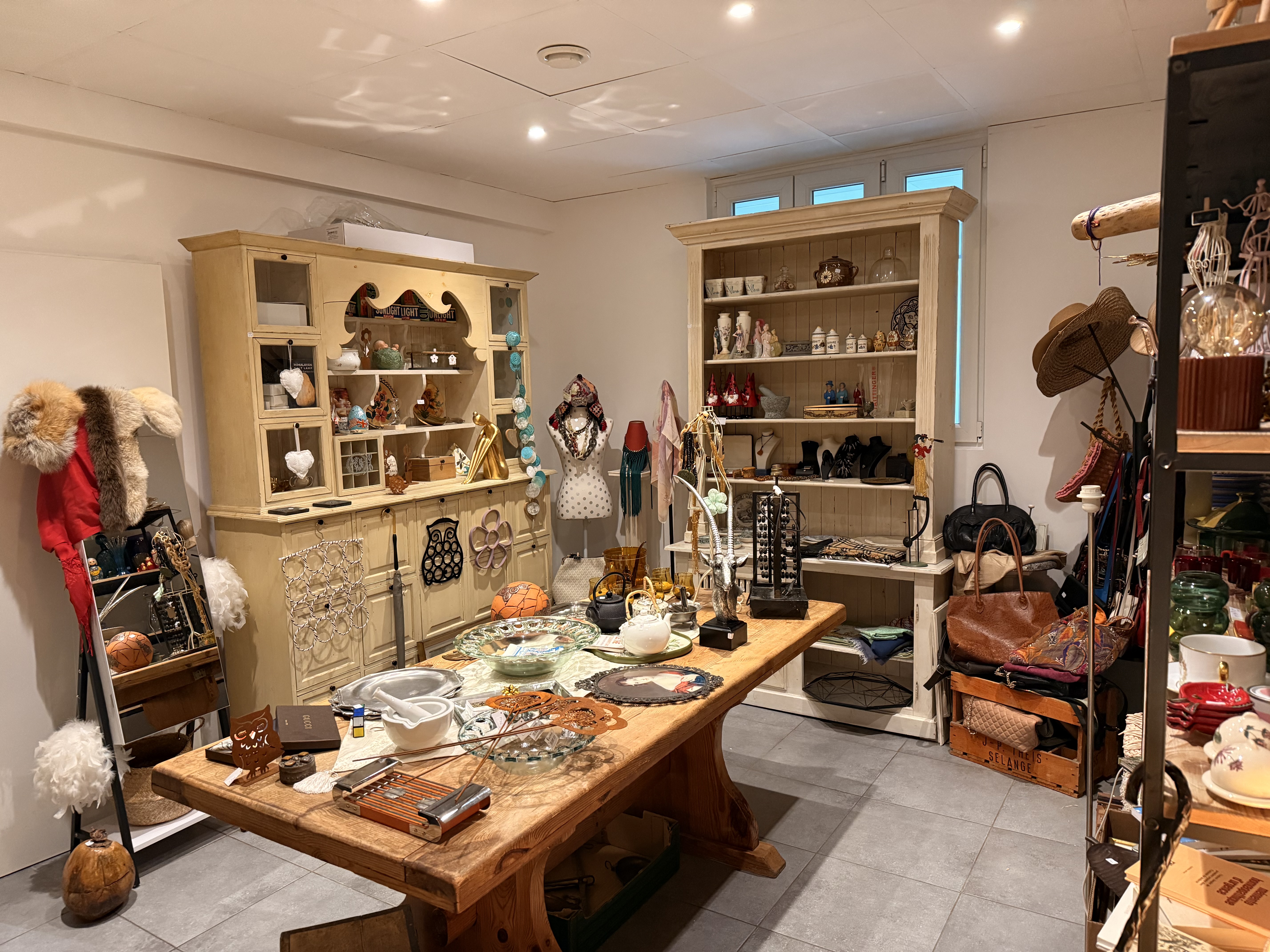 Meubles, accessoires et objets vintage en boutique