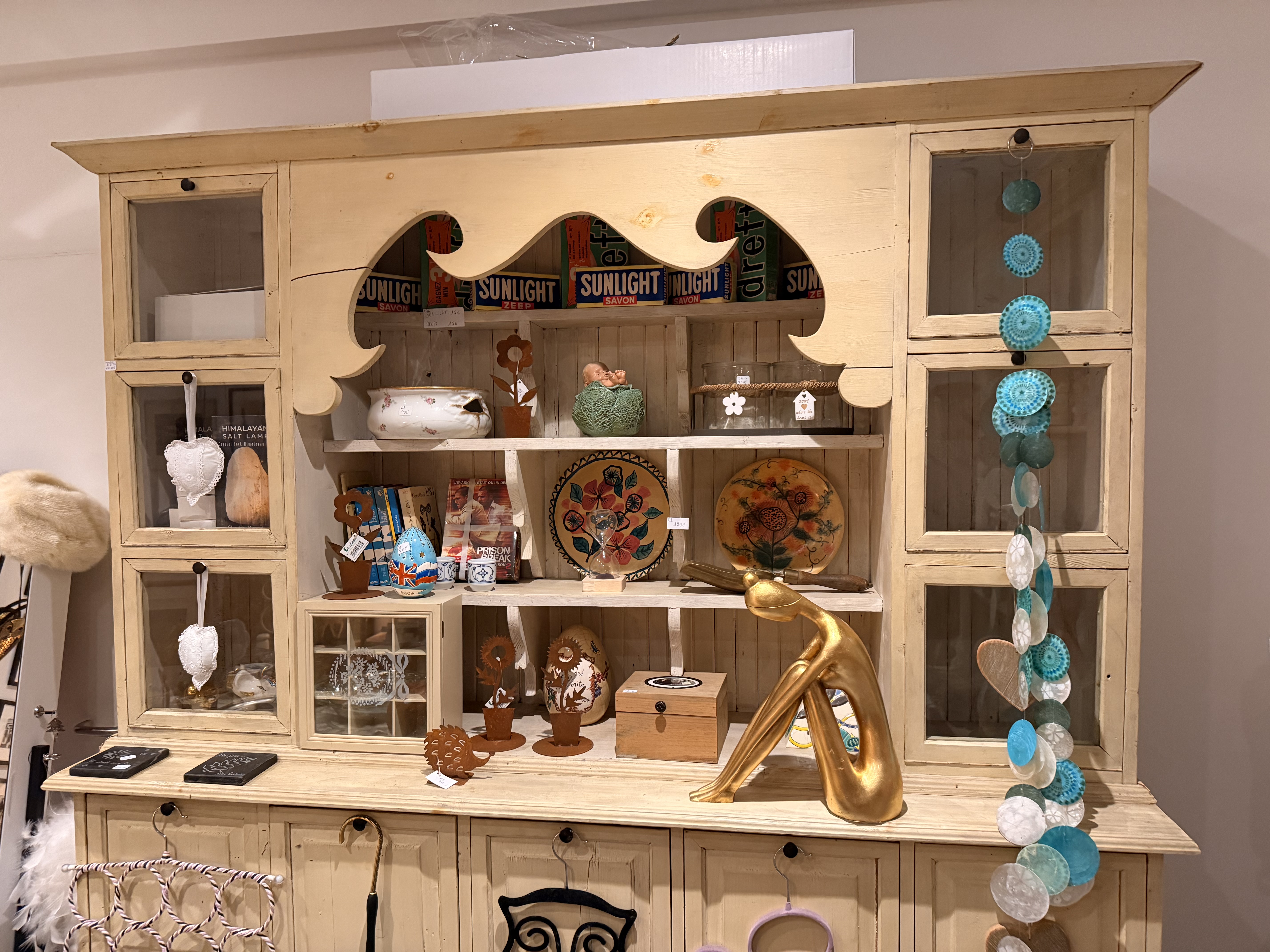 Curiosités et objets décoratifs présentés dans une vitrine