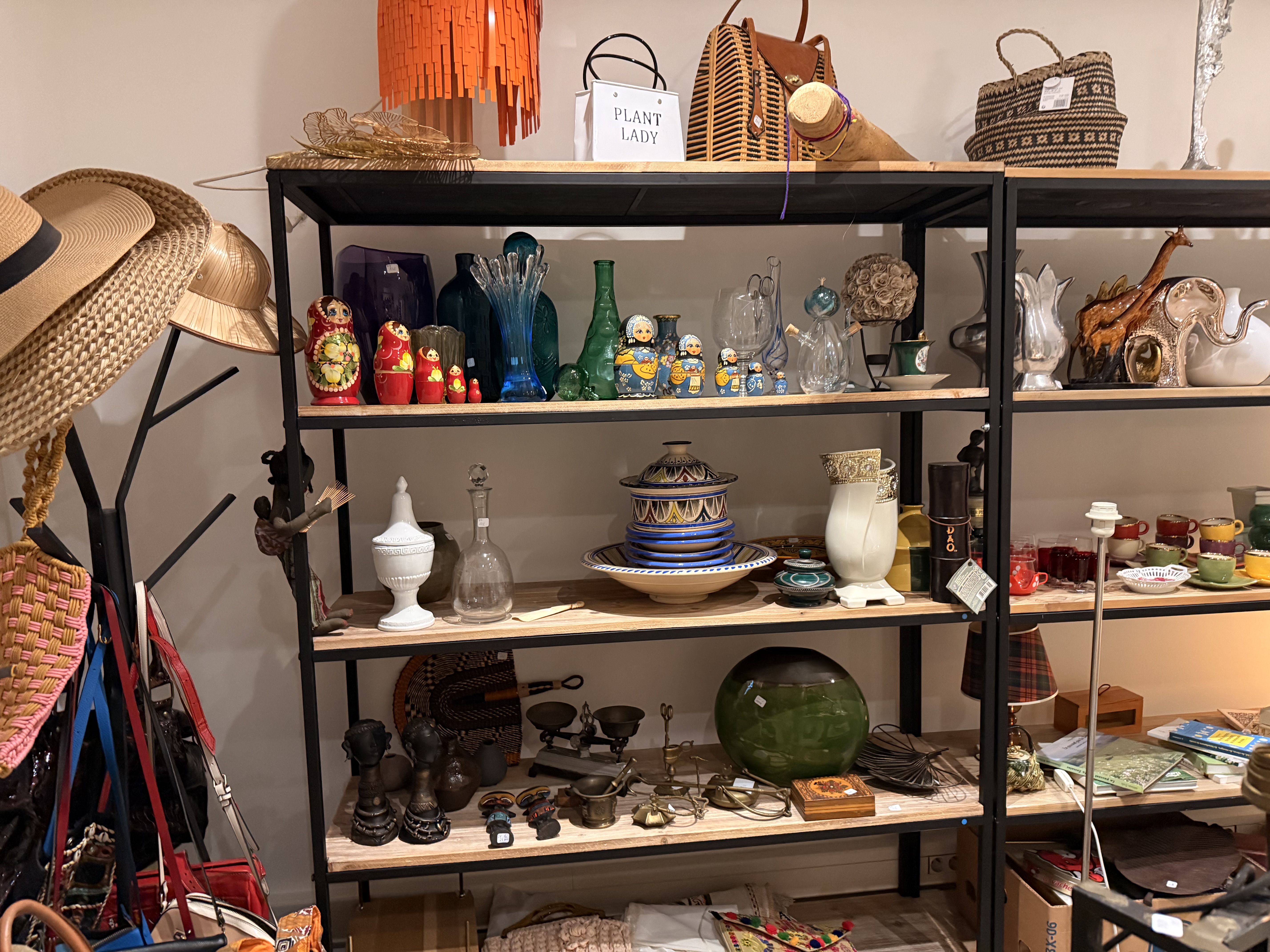 Tableaux et œuvres décoratives exposés au dépôt-vente
